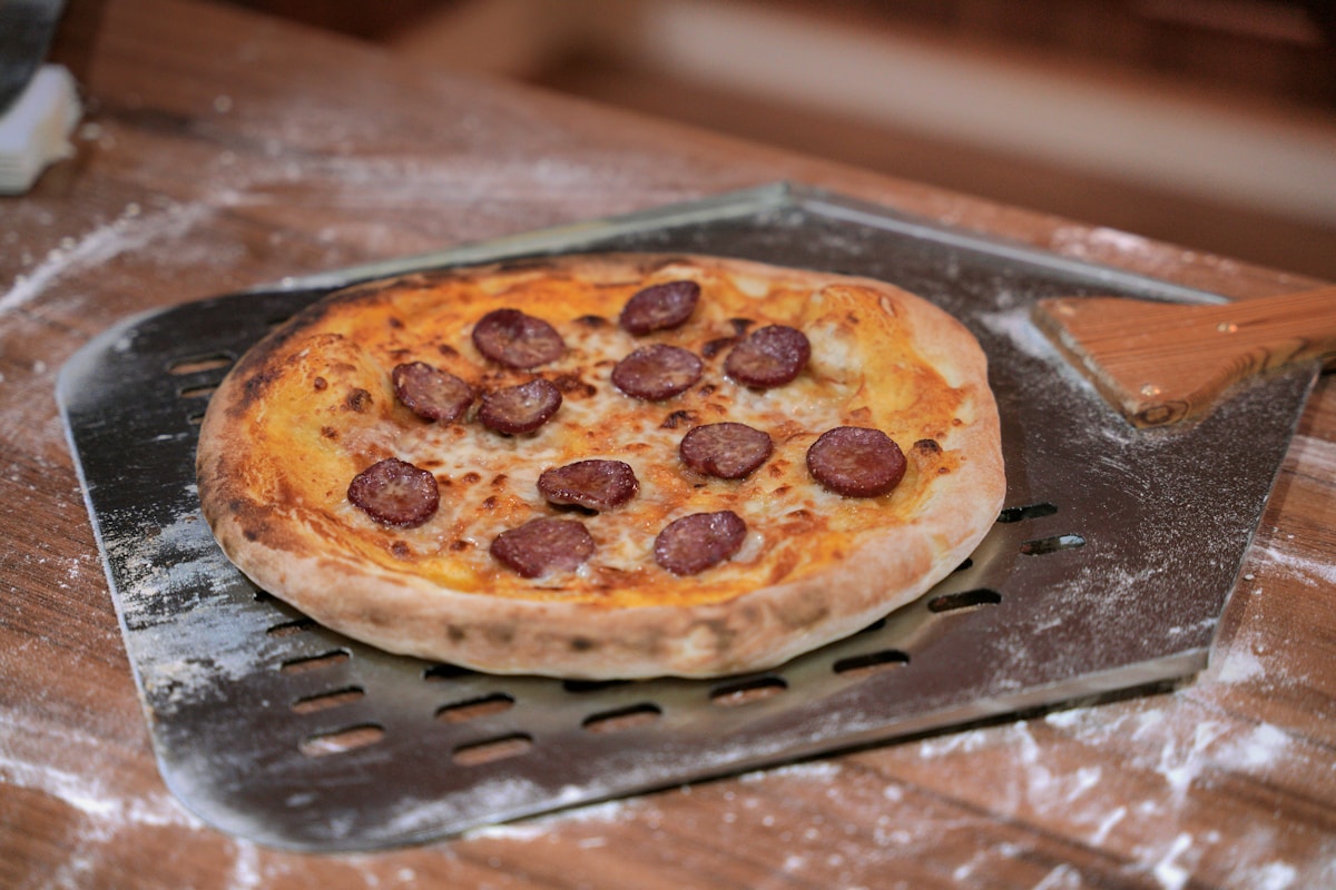 Holzofenpizza aus dem Steinofen